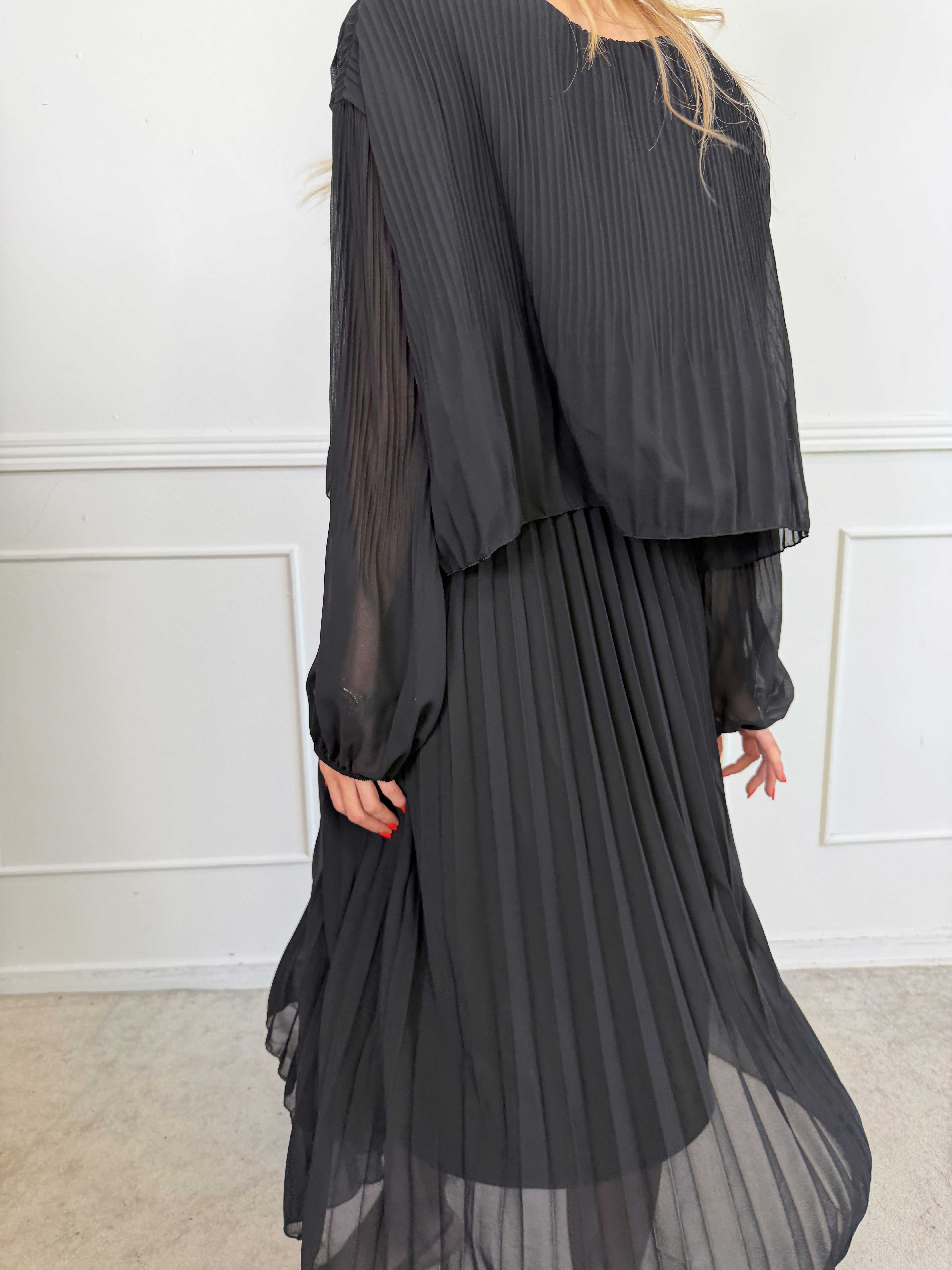 Kristina Long - Langærmet plus size kjole med plisseringer